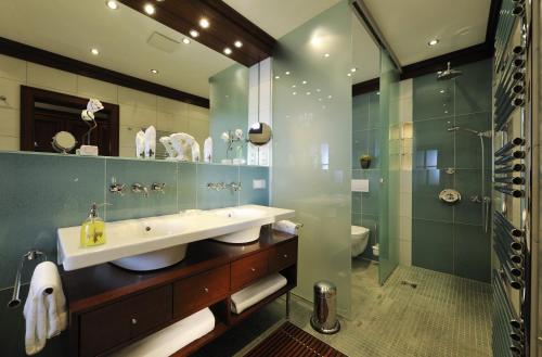 Deluxe One Bedroom Suite