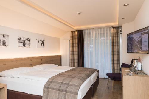 Chalet Double Room with Balcony and Matterhorn View