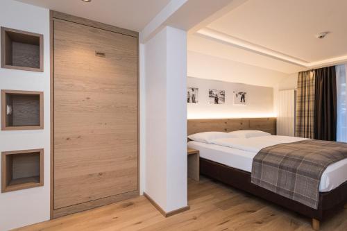Chalet Double Room with Balcony and Matterhorn View