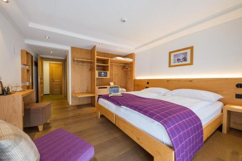 Chalet Double Room with Balcony and Matterhorn View