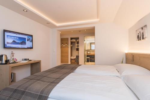 Chalet Double Room with Balcony and Matterhorn View