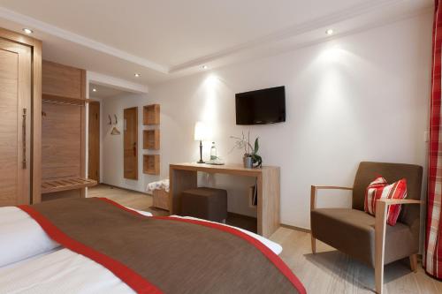 Chalet Double Room with Balcony and Matterhorn View