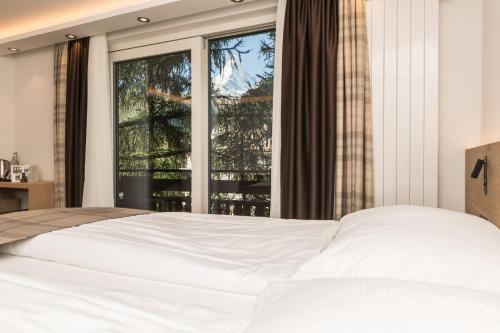 Basic Double or Twin Room with Balcony and Matterhorn View
