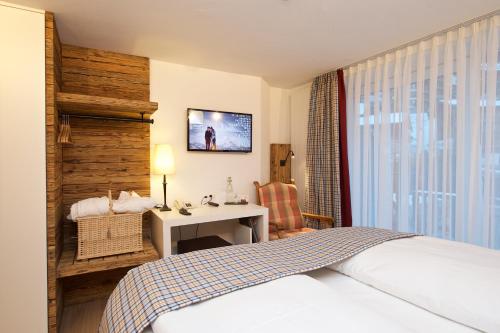Romantic Double Room with Balcony and Matterhorn View