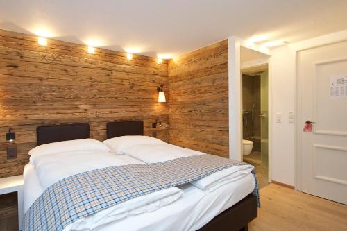 Romantic Double Room with Balcony and Matterhorn View