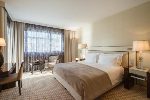 Deluxe Double Room with Partial Lake View