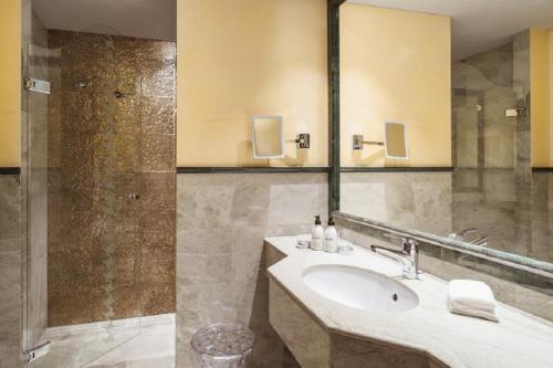 Deluxe Double Room with Partial Lake View