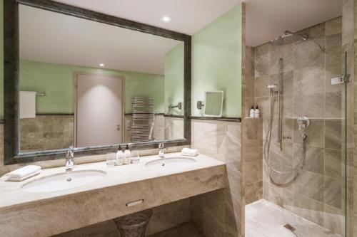 Deluxe Suite with Lake View