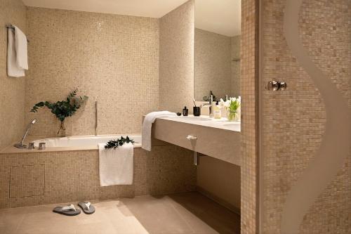 Deluxe Suite with Lake View
