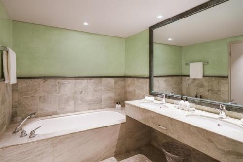 Deluxe Suite with Lake View