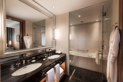 Deluxe Double Room with Two Double Beds and City View