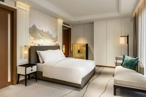 Large Grand Deluxe King Room with City View