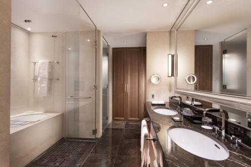 Large Grand Deluxe King Room with City View