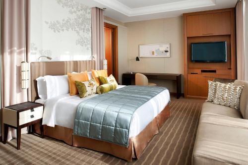 Large Grand Deluxe King Room with City View