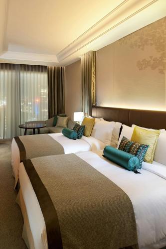 Large Corner Grand Deluxe Room with Two Double Beds - High Floor