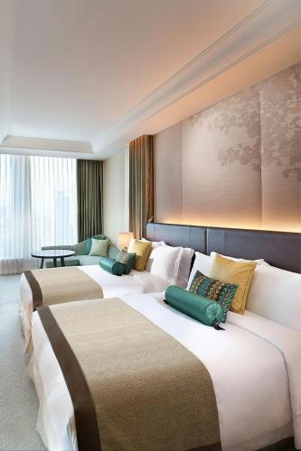 Large Corner Grand Deluxe Room with Two Double Beds - High Floor