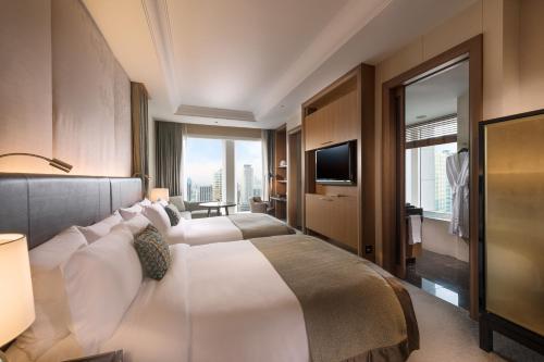 Large Corner Grand Deluxe Room with Two Double Beds - High Floor