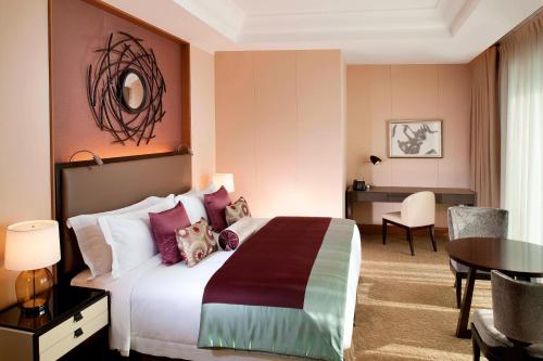 St. Regis King Suite with City View