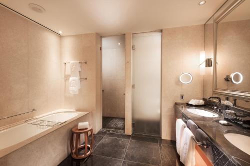 St. Regis King Suite with City View