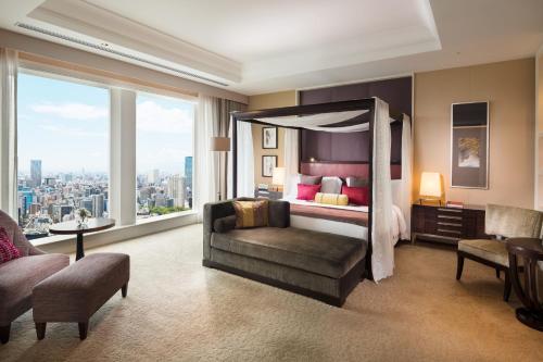 Corner Presidential King Suite with Skyline View
