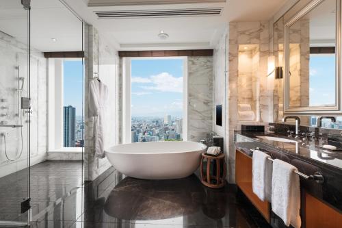 Corner Presidential King Suite with Skyline View