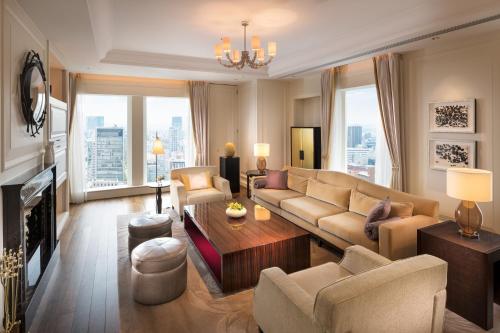 Corner Presidential King Suite with Skyline View