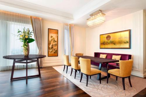 Corner Presidential King Suite with Skyline View