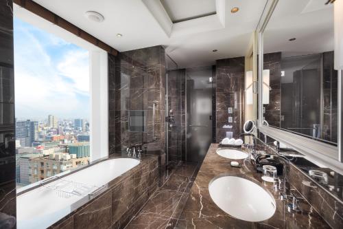 Astor King Suite with Skyline View - High Floor
