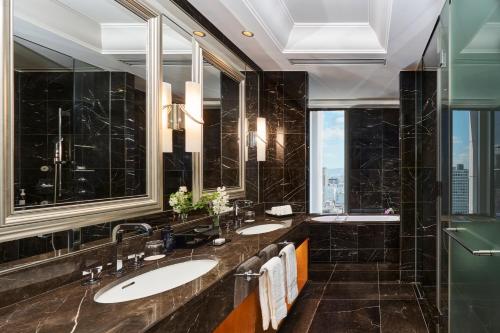 Caroline Astor Suite with Two Double Beds and Skyline View