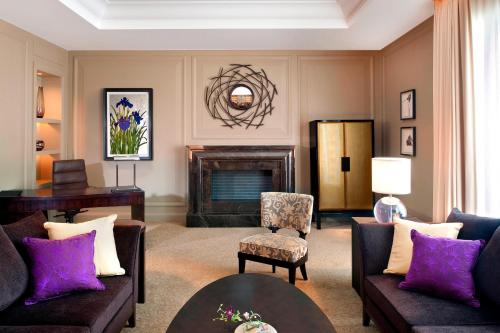 Caroline Astor Suite with Two Double Beds and Skyline View
