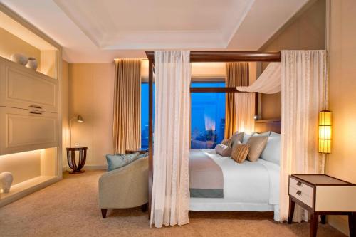 Corner Royal King Suite with Skyline View