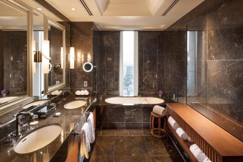 Corner Royal King Suite with Skyline View