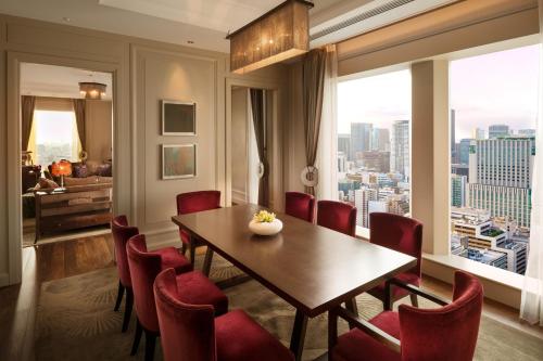 Corner Royal King Suite with Skyline View