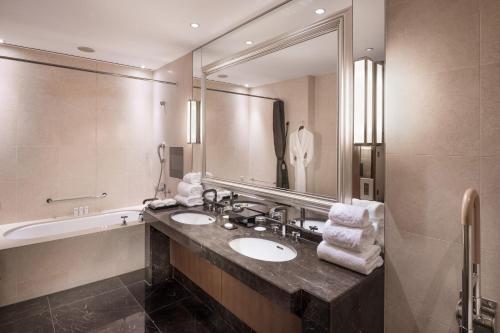 Accessible King Guest Room with One King Bed