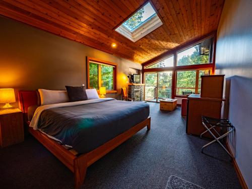 Deluxe King Lodge Suites (No Kids Or Pets)