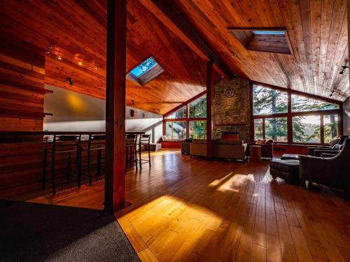 Deluxe King Lodge Suites (No Kids Or Pets)