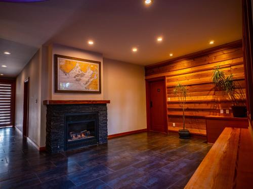 Deluxe King Lodge Suites (No Kids Or Pets)