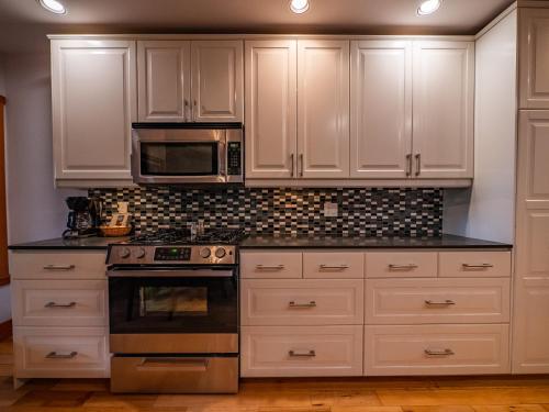 Deluxe Three-Bedroom (No Kids Or Pets)