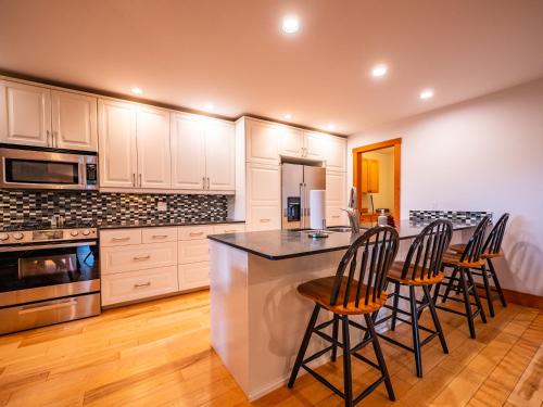 Deluxe Three-Bedroom (No Kids Or Pets)