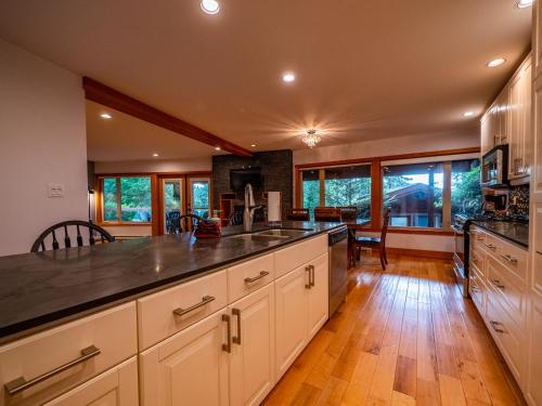 Deluxe Three-Bedroom (No Kids Or Pets)