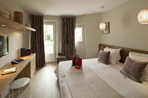 Standard Double or Twin Room with Street View