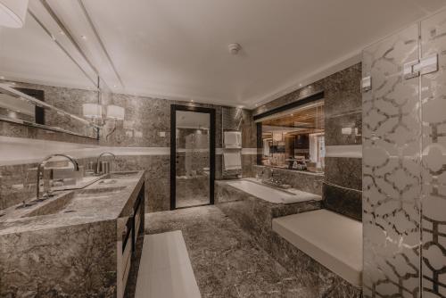 Signature Suite with 1 Bedroom & Living room