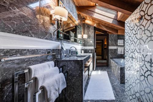 2 Bedroom Residence with 2 Bathrooms, Dining Room & Kitchen
