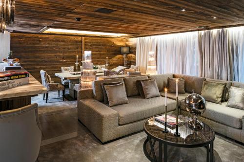 Residence with 4 Bedrooms, 4 Bathrooms, Kitchen & Dining Room