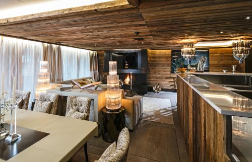 Residence with 4 Bedrooms, 4 Bathrooms, Kitchen & Dining Room