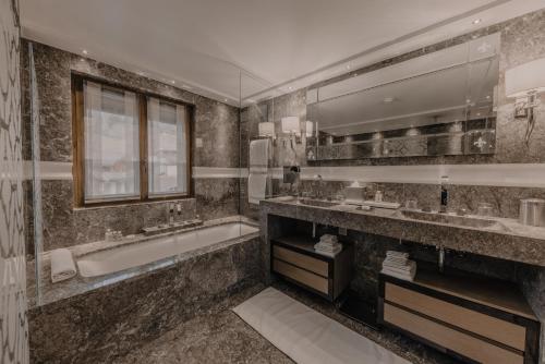 Family Suite 2 Bedrooms & 1 Bathroom