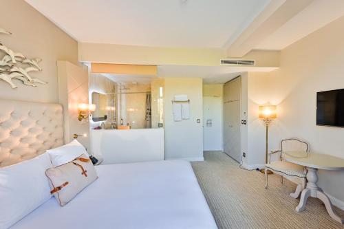 Classic Double Room with Balcony