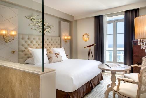 Deluxe King Room with Sea View