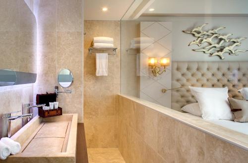 Deluxe King Room with Sea View