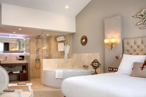 Suite with Hot Tub and Terrace